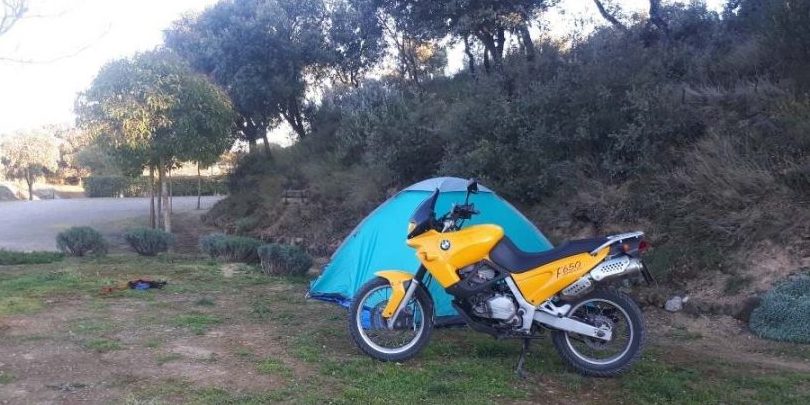 acamapada en camping con moto
